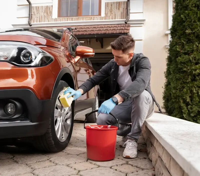 Lavage auto à domicile Lahosse : professionnel intervenant sur un véhicule